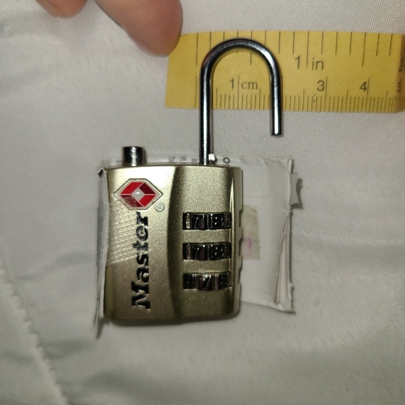 (New) Master Lock resettable combination padlock - Picture 2 of 3